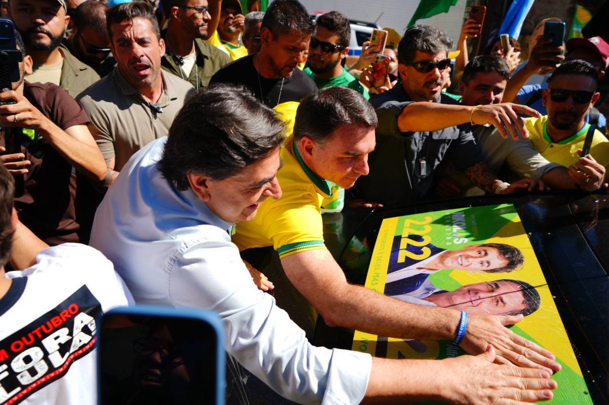 Flávio Bolsonaro (PL) durante adesivaço em Belo Horizonte/Vittor Sales/Divulgação