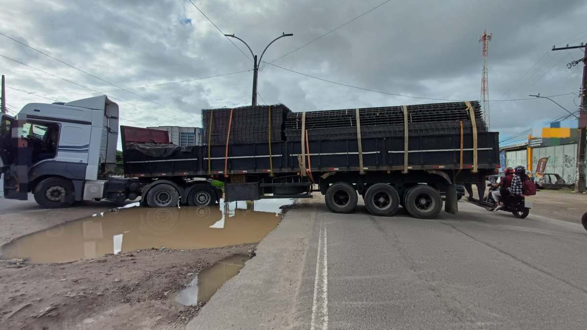 Veículo está atravessado na BR-101 Sul/Divulgação/PRF