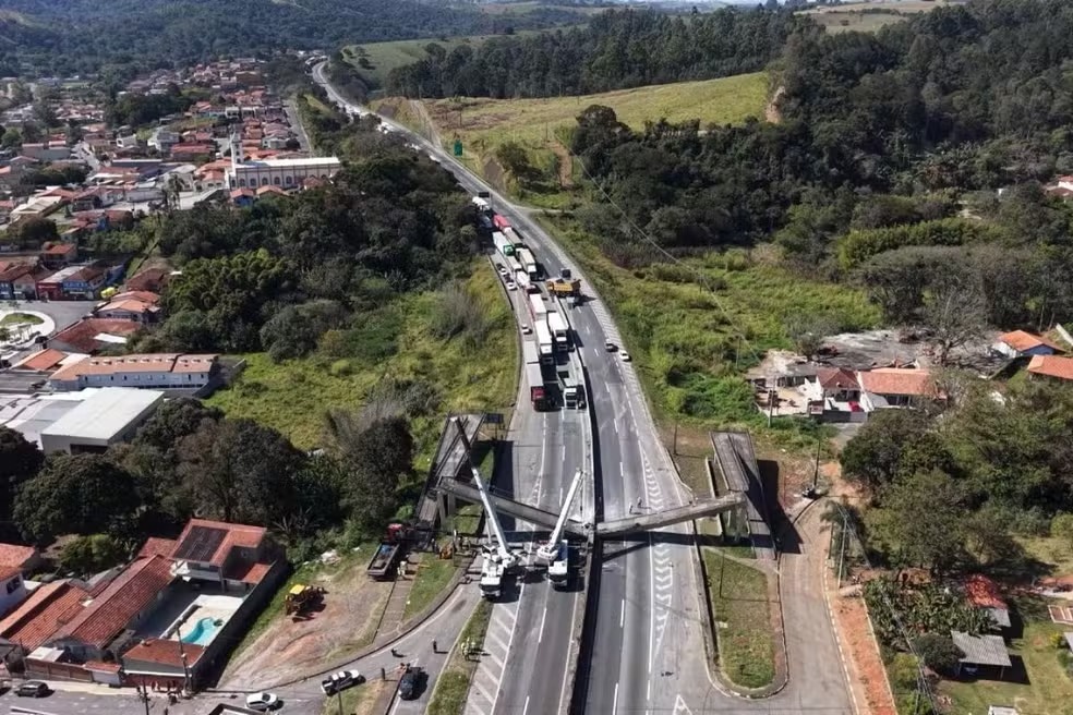 Acidente na Rodovia Fernão Dias (SP-BH) na qual o motorista de uma carreta bateu numa passarela, a derrubou e matou mãe e filho atingidos num carro/ Reprodução/Rede Vanguarda