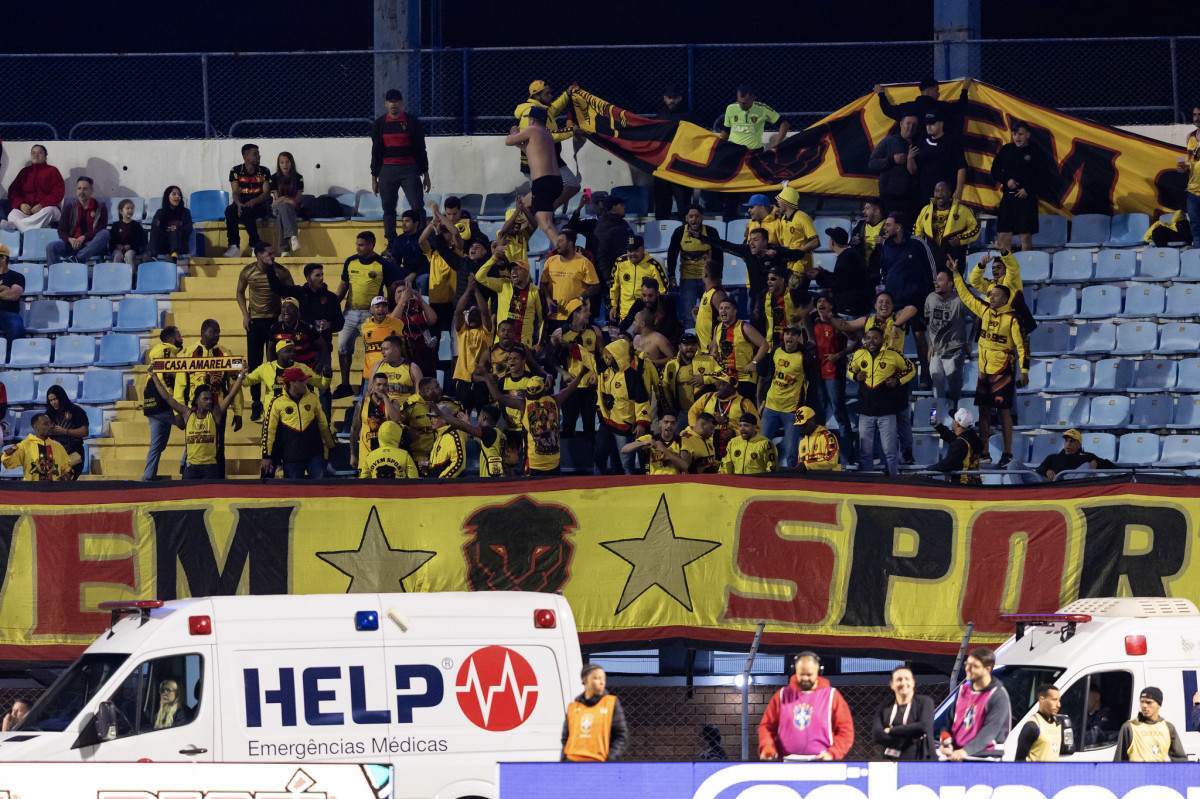 Torcida organizada do Sport nas arquibancadas da Ressacada, estádio do Avaí, em jogo da Série B/Leo Piva e Roberto Zacarias/SCR