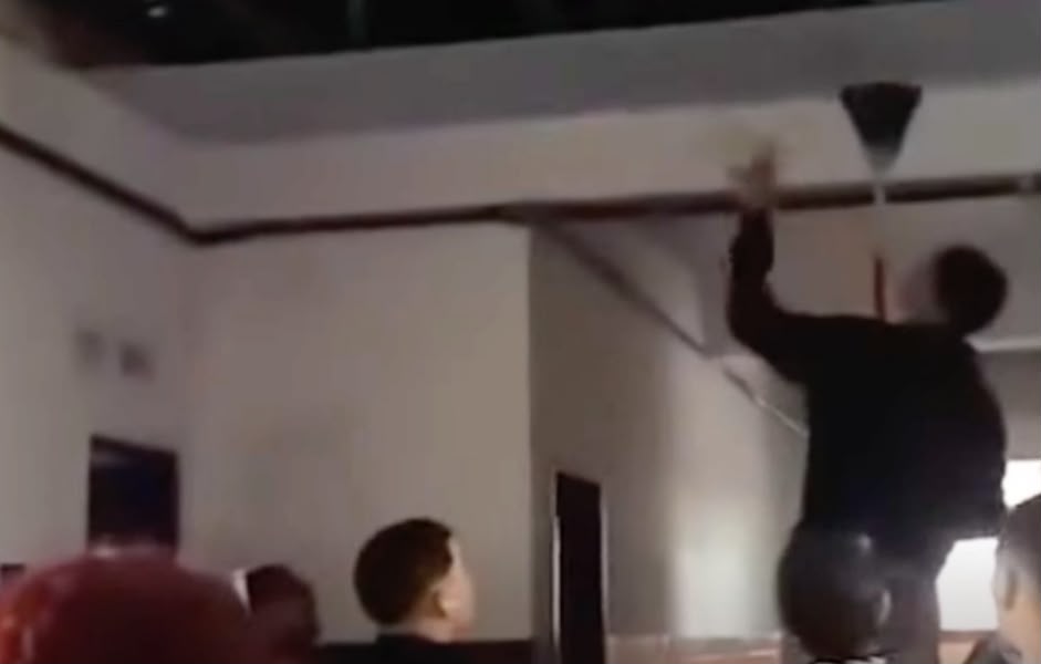 Parte de forro PVC cai em escola estadual no Recife/Foto: Reprodução/Instagram
