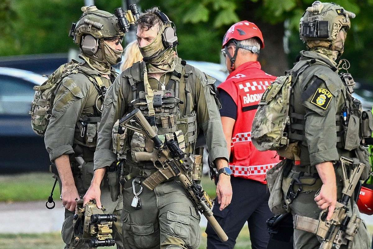 ForÃ§as especiais da polÃ­cia em uma escola em Fagersta, no centro da SuÃ©cia/Fredrik Sandberg/AFP