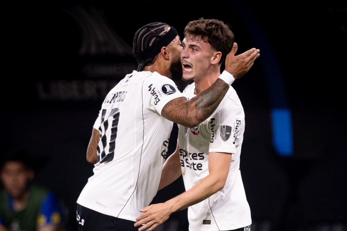 Memphis Depay e Breno Bidon comemoram gol do Corinthians
/RODRIGO COCA/AGÊNCIA CORINTHIANS