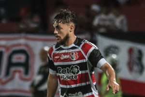 Jo&atilde;o Pedro em campo pelo Santa Cruz