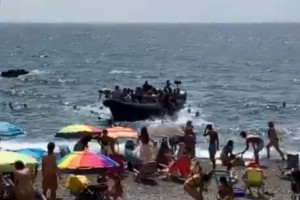 Embarca&ccedil;&atilde;o se aproximando da praia e dezenas de imigrantes pulando no mar foi registrado em v&iacute;deo
