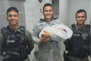 Mulher d&aacute; &agrave; luz na cal&ccedil;ada de casa com ajuda de policiais na Ilha de Itamarac&aacute;