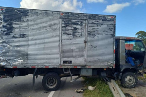 Caminh&atilde;o tomba ap&oacute;s se envolver em colis&atilde;o com carro na BR-101, em Jaboat&atilde;o dos Guararapes
