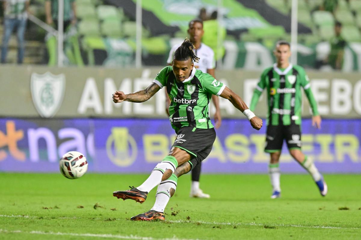 Dalbert, lateral-esquerdo do América-MG/Mourão Panda / América