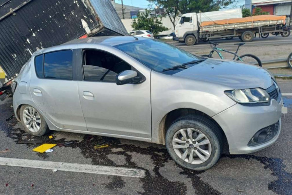 Caminhão tomba após se envolver em colisão com carro na BR-101, em Jaboatão dos Guararapes
 (Ascom/PRF)