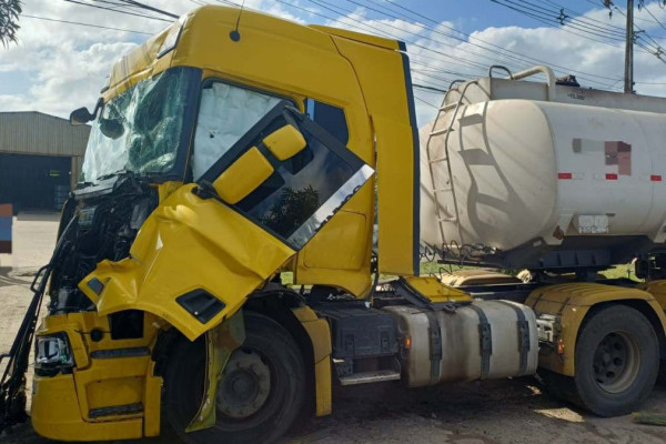 Caminhão tomba após se envolver em colisão com carro na BR-101, em Jaboatão dos Guararapes
 (Ascom/PRF)