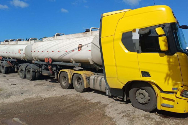 Caminhão tomba após se envolver em colisão com carro na BR-101, em Jaboatão dos Guararapes
 (Ascom/PRF)
