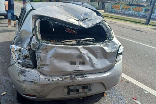 Caminhão tomba após se envolver em colisão com carro na BR-101, em Jaboatão dos Guararapes
 (Ascom/PRF)