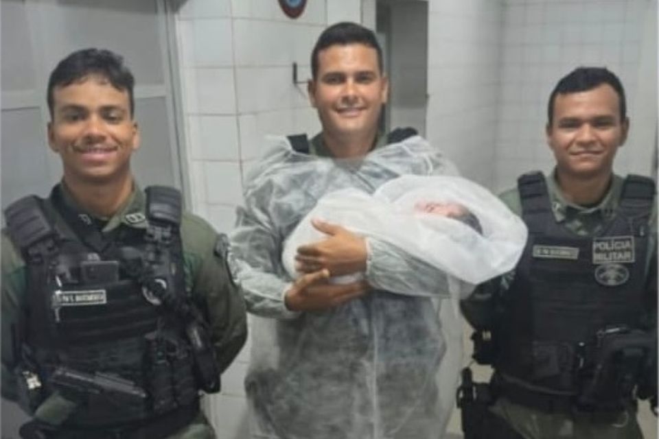 Mulher dá à luz na calçada de casa com ajuda de policiais na Ilha de Itamaracá
/Ascom/PMPE