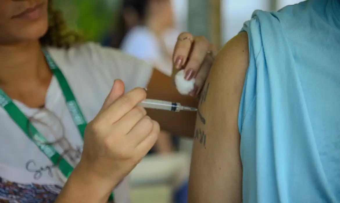 Ministério da Saúde distribuiu mais de 180 milhões de doses para garantir a vacinação em todo o país ao longo do ano/TOMAZ SILVA/AGÊNCIA BRASIL