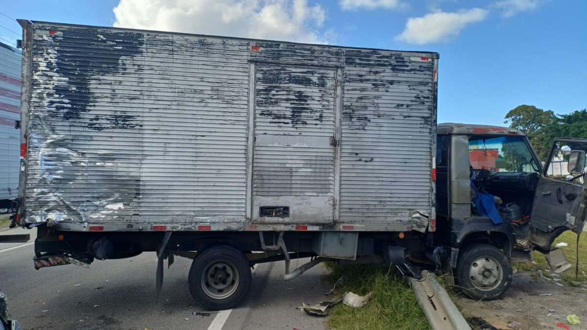 Caminhão tomba após se envolver em colisão com carro na BR-101, em Jaboatão dos Guararapes
/Ascom/PRF