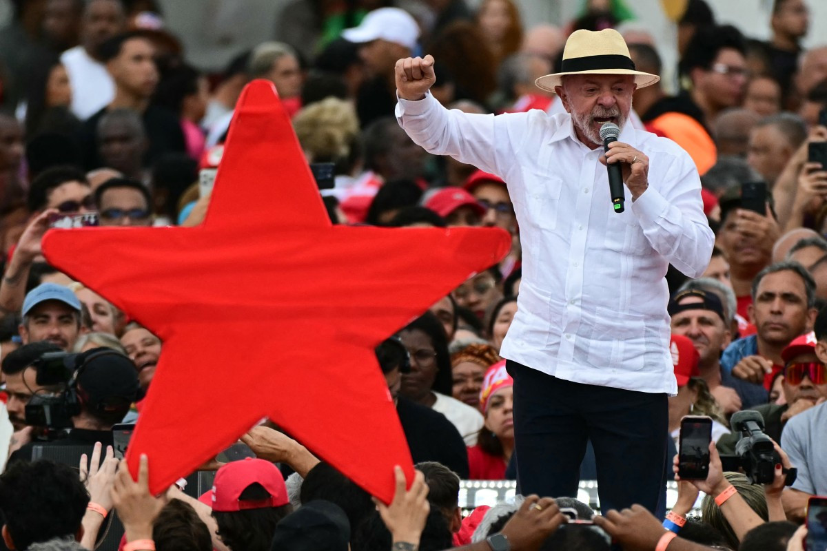 Lula discursa em ato de campanha em Bangu, no Rio de Janeiro/PORCIUNCULA/AFP