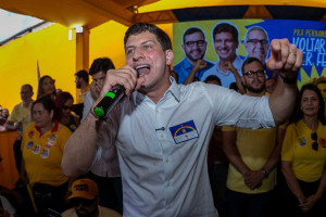 Jo&atilde;o Campos durante agenda de campanha neste domingo