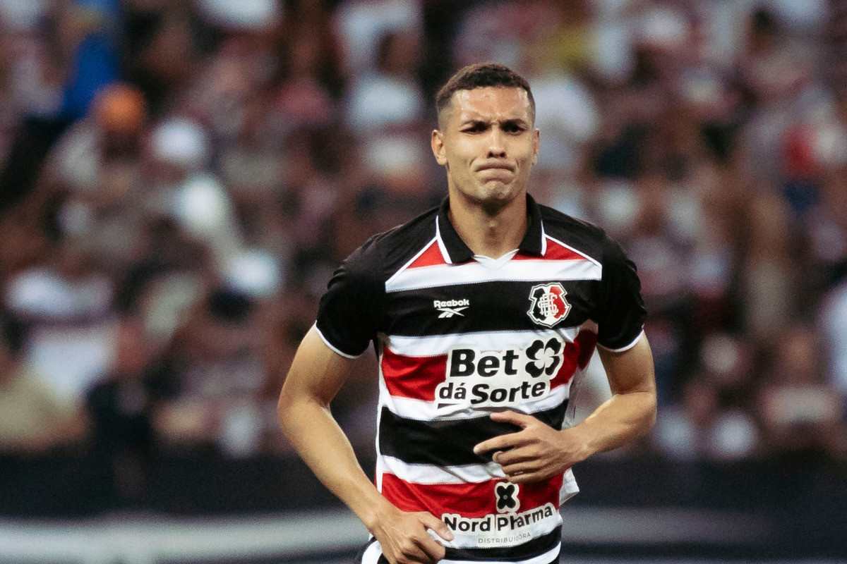 Matheus Vinícius comemora gol pelo Santa Cruz/Savyo Miguel / FPF