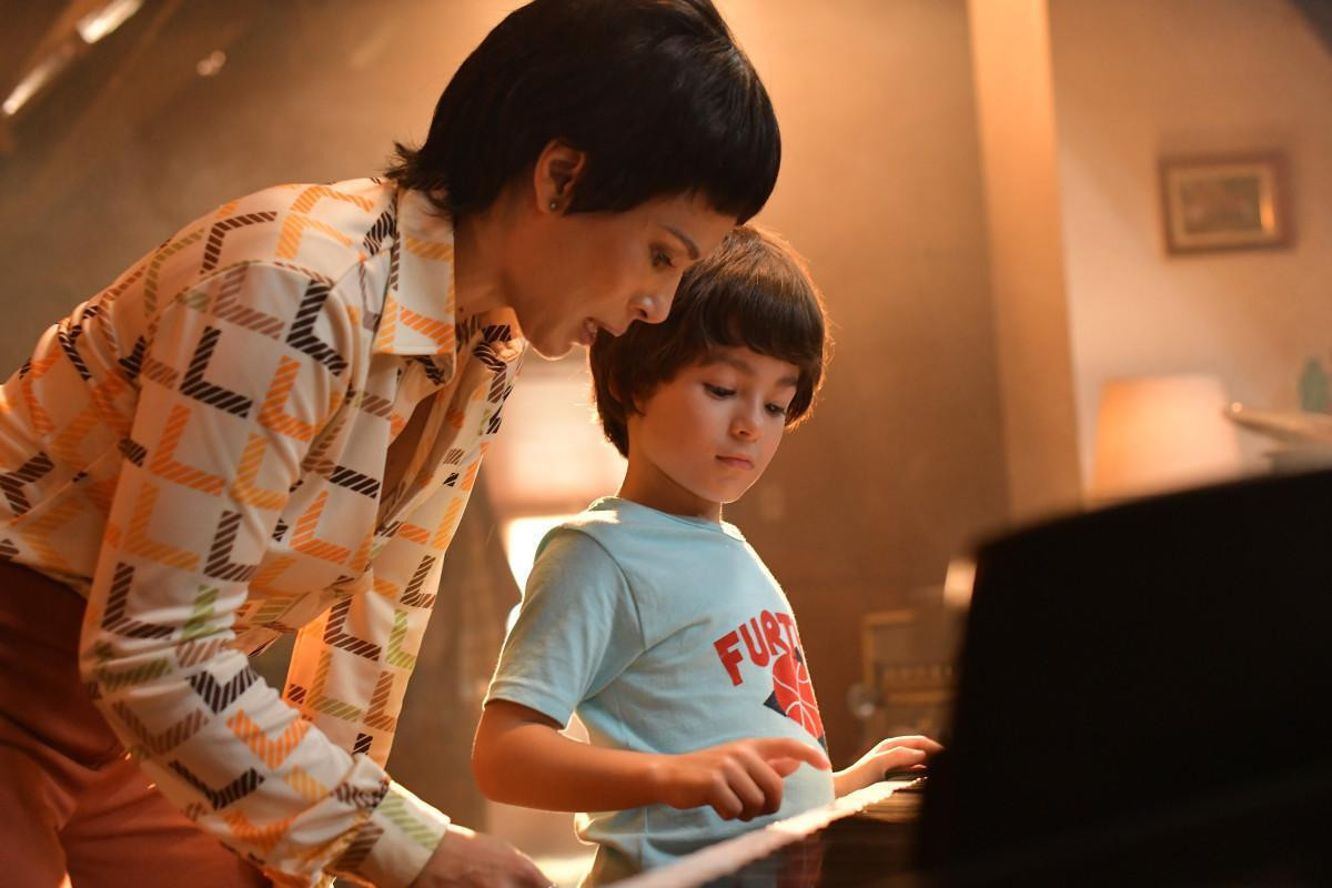 As sequências dramatizadas recriam momentos da relação entre Elis Regina e o filho João Marcello (Foto: Divulgação)