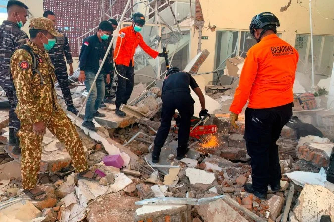 A Indon&eacute;sia e pa&iacute;ses vizinhos sofrem terremotos frequentes devido &agrave; localiza&ccedil;&atilde;o no chamado C&iacute;rculo de Fogo do Pac&iacute;fico, regi&atilde;o de intensa atividade s&iacute;smica/BASARNAS / AFP