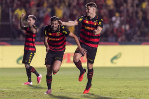 O lateral Claudinho e o atacante Perotti em a&ccedil;&atilde;o pelo Sport