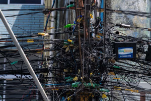 Cerca de 300 toneladas de fios irregulares foram retirados em tr&ecirc;s anos no estado, diz Neoenergia