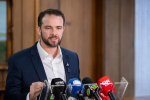 Ap&oacute;s reuni&atilde;o com Lula, Durigan diz que sal&aacute;rio m&iacute;nimo ser&aacute; de R$ 1.741 em 2027