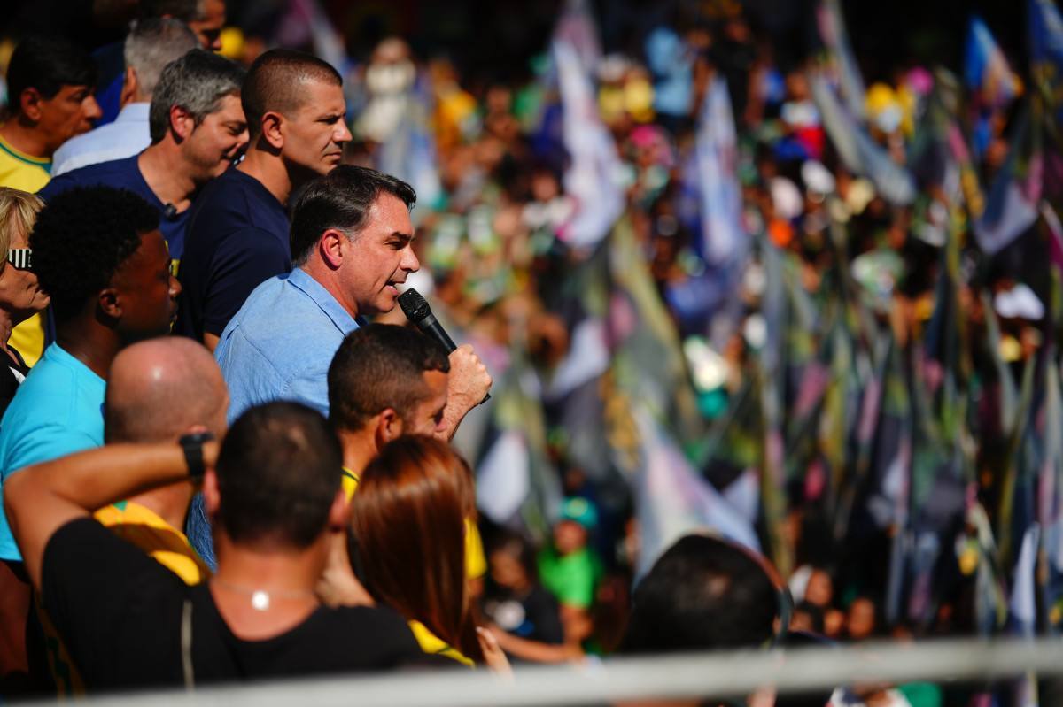 Flávio Bolsonaro (PL) durante comício em Nova Iguaçu, no Rio de Janeiro/Vittor Sales/Divulgação