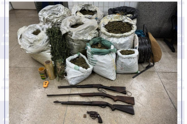 Além da apreensão da droga, três pessoas foram encaminhados às autoridades
