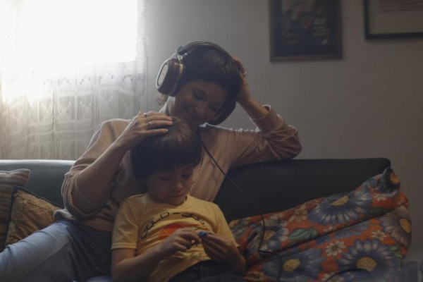 As sequências dramatizadas recriam momentos da relação entre Elis Regina e o filho João Marcello (Foto: Divulgação)