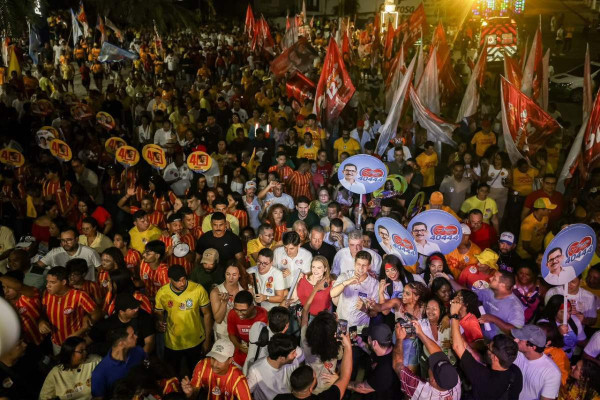 João Campos caminhou pelas ruas de Timbaúba em agenda na Mata Norte (Foto: Edson Holanda/Divulgação)