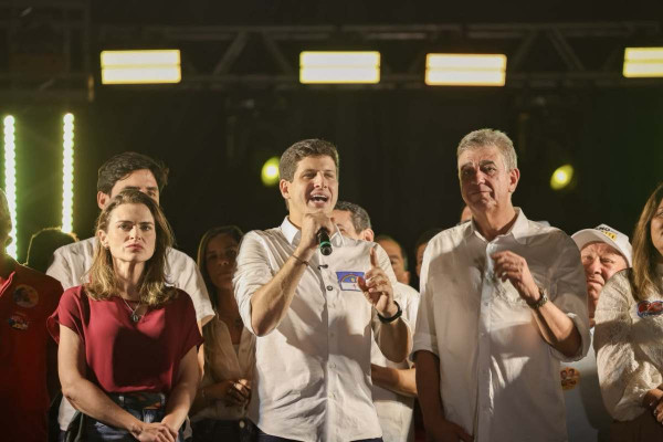 João Campos participou da caminhada ao lado da candidata ao Senado Marília Arraes, em Timbaúba, neste domingo (Foto: Edson Holanda/Divulgação)