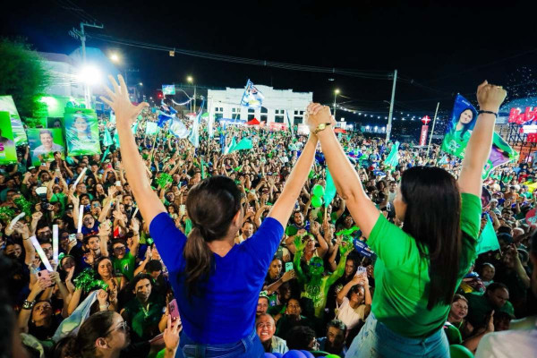 A governadora Raquel Lyra e a candidata a deputada federal Juliana de Chaparral participaram de caminhada pelas ruas de Surubim (Foto: Janaína Pepeu/SECOM)