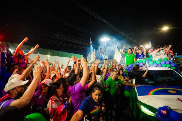 Apoiadores acompanharam a caminhada de Raquel Lyra pelas ruas de Surubim durante a agenda eleitoral (Foto: Janaína Pepeu/SECOM)