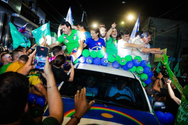 Raquel Lyra esteve acompanhada de candidatos aliados e lideranças políticas durante ato de campanha em Surubim (Foto: Janaína Pepeu/SECOM)