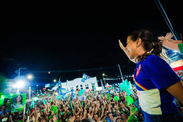 Raquel Lyra participou de caminhada em Surubim, no Agreste, durante agenda de campanha pela reeleição ao Governo de Pernambuco (Foto: Janaína Pepeu/SECOM)