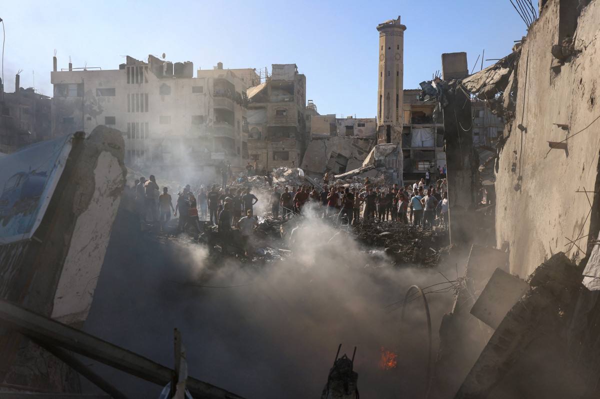 Gaza continua assolada pela violência diária, com as forças militares de Israel e o Hamas acusando-se mutuamente de violar a trégua em vigor desde 10 de outubro/Omar AL-QATTAA / AFP