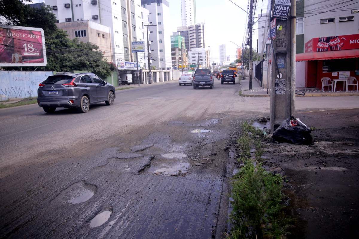 Buraco e poeira tomam conta da Avenida Carlos de Lima Cavalcante, em Casa Caiada/Foto: Maurício Ferry/DP Foto
