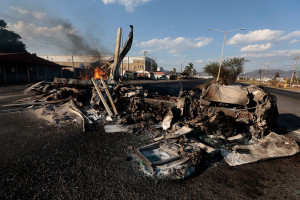 Ve&iacute;culo incendiado em fevereiro, durante onda de viol&ecirc;ncia em Acatlan de Juarez, no M&eacute;xico