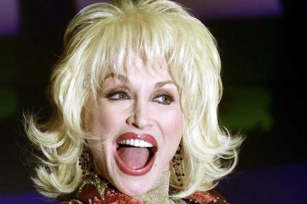 Dolly Parton posa para fotos em 2001 durante o lançamento do álbum 