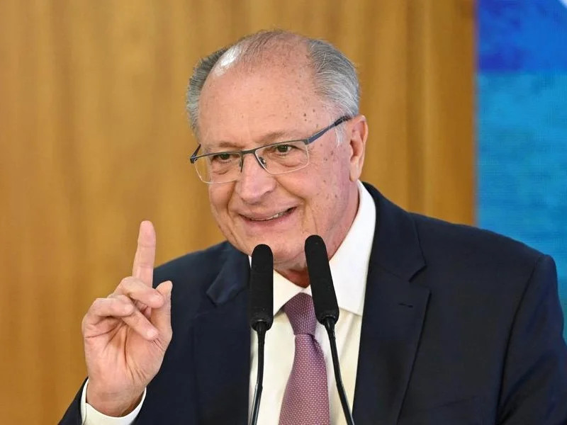 Geraldo Alckmin também defendeu a combinação de investimento público, crédito e capital privado para ampliar os recursos e criticou o volume de emendas parlamentares no Orçamento/Evaristo Sa / AFP