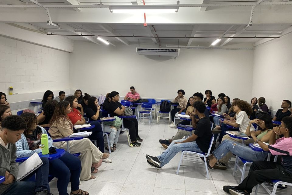 Atualmente, os Sentinelas atendem estudantes a partir do 1º ano do Ensino Médio, sem limite máximo de idade, de Olinda, Paulista e Jaboatão dos Guararapes, com aulas aos sábados. /Foto: Divulgação / ONG Sentinelas