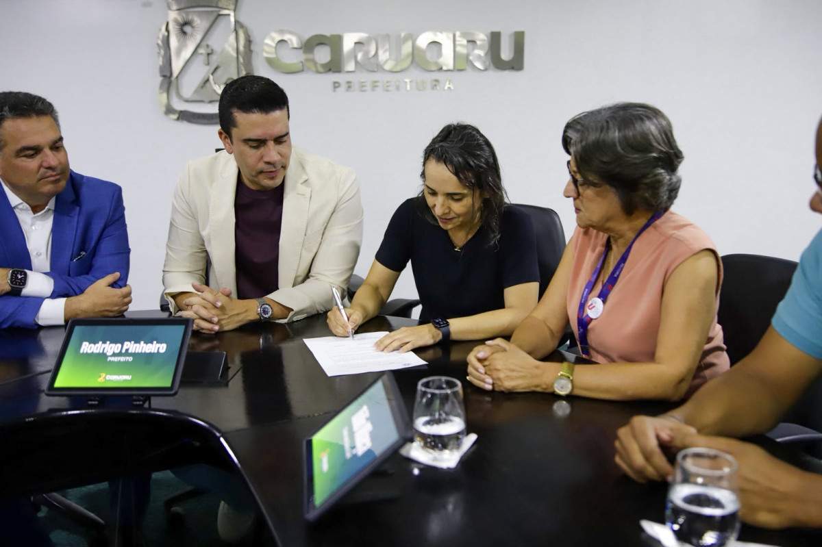 O prefeito de Caruaru Rodrigo Pinheiro, a secretária da SECTI, Mauricélia Vidal Montenegro e a reitora da UPE, a Maria do Socorro de Mendonça Cavalcanti/Foto: Divulgação/UPE