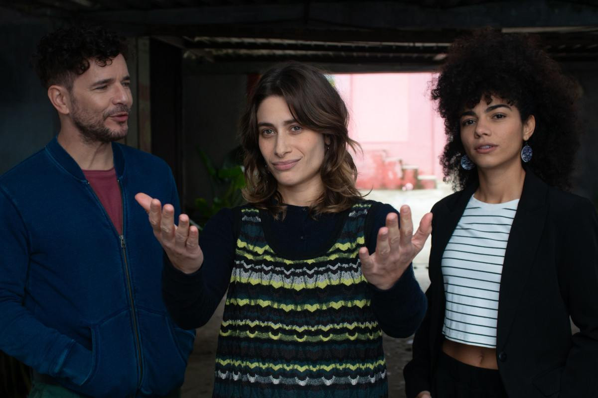Daniel de Oliveira, Luisa Arraes e Samantha Jones criam um esquema lucrativo criminoso para reativar motel (Foto: Fabio Rebelo)