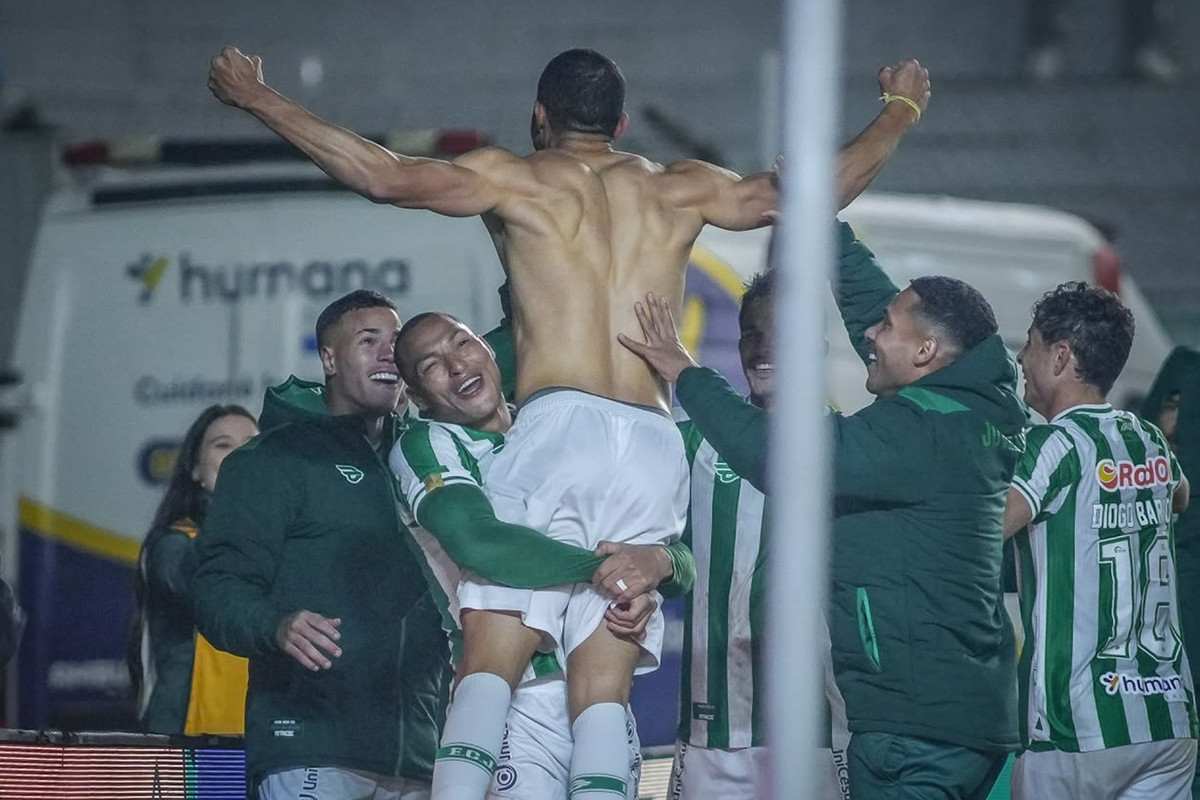 Jogadores do Juventude comemoram vitória e liderança/ASCOM/EC JUVENTUDE