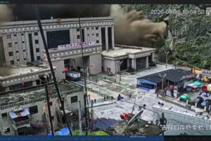 Sobe para 95 o n&uacute;mero de mortos no Nepal ap&oacute;s enchentes perto da fronteira com a China