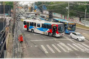 Coletivos foram atravessados por criminosos em ruas do bairro de Cascasdura
