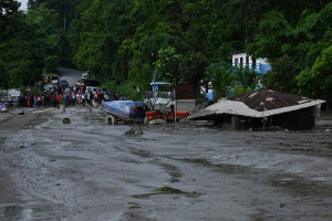  Moradores olham para pr&eacute;dios e ruas submersas ap&oacute;s o desastre no Nepal