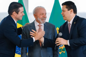O presidente Luiz In&aacute;cio Lula da Silva e os presidentes da C&acirc;mara, Hugo Motta, e do Senado, Davi Alcolumbre 