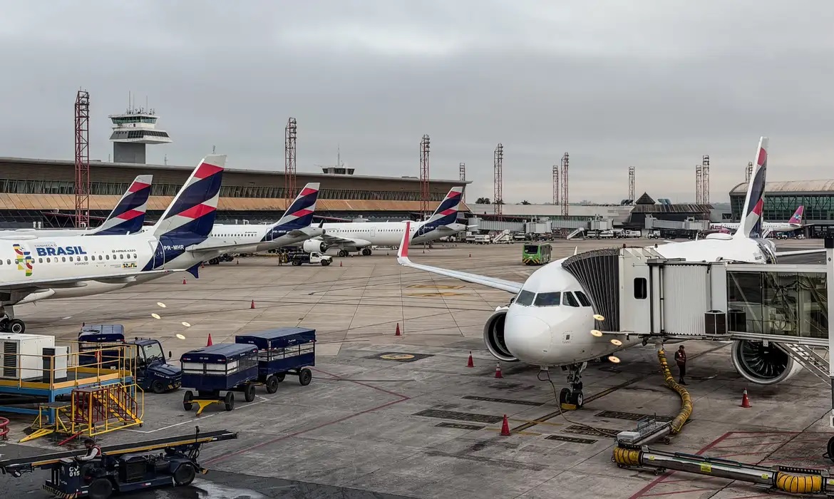 Para aeroportos que queiram iniciar operações internacionais, a resolução estabelece a necessidade de avaliação sanitária prévia pela Anvisa/Rafa Neddermeyer/Agência Brasil